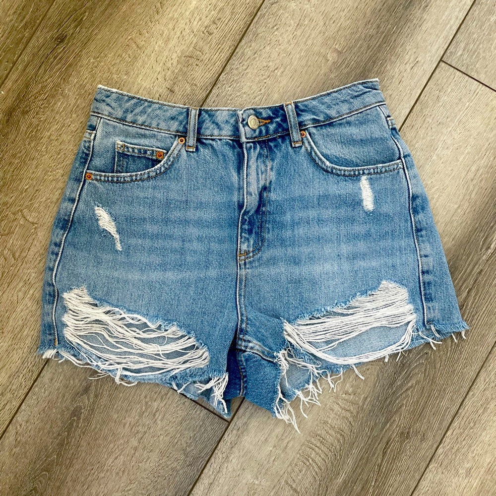 TopShop Moto Mom denim shorts. Waist measures 28 inches